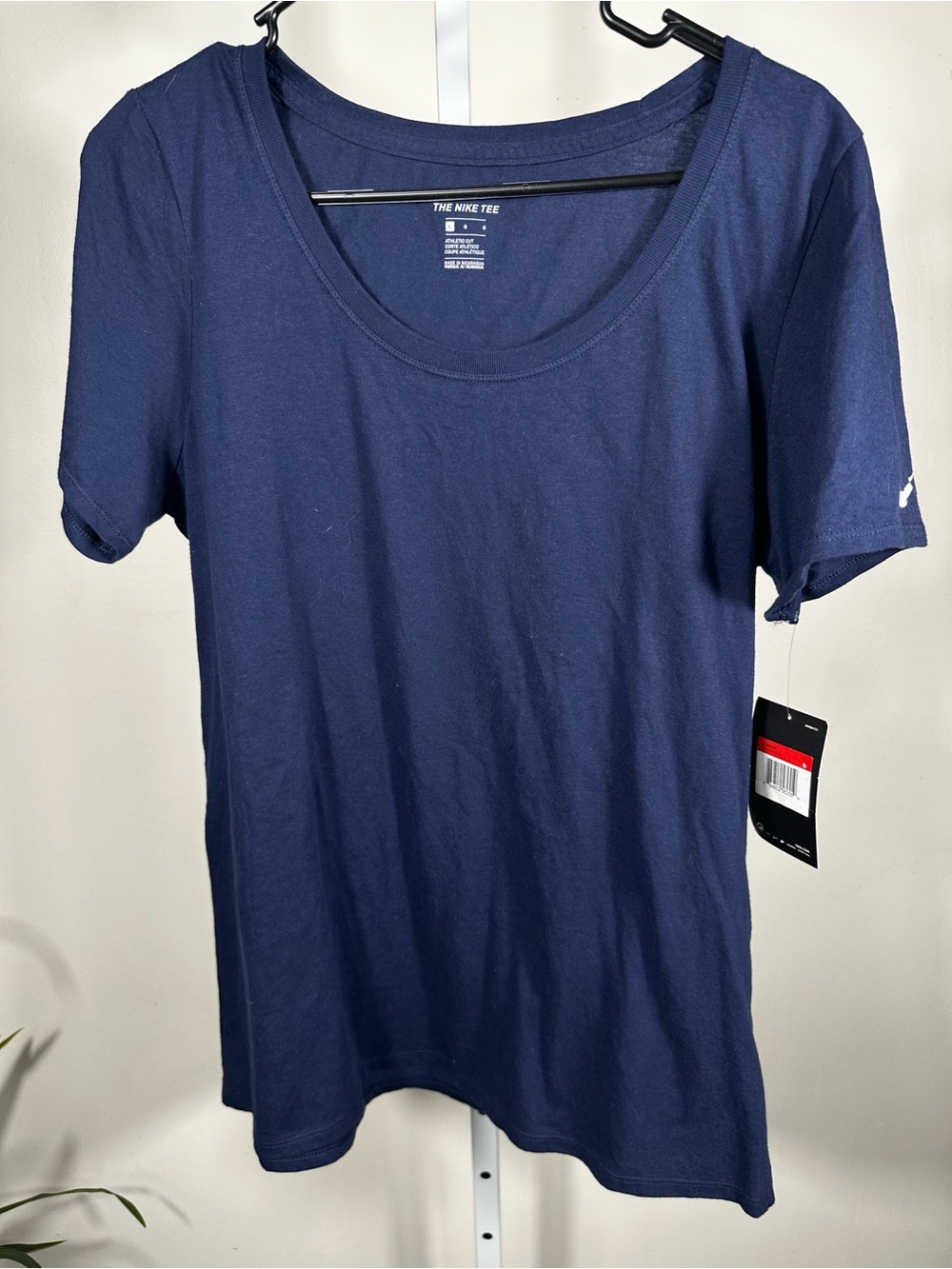 P280. Nike The Nike Tee Women’s Large Navy Athletic Cut T-Shirt NWT 805236-419